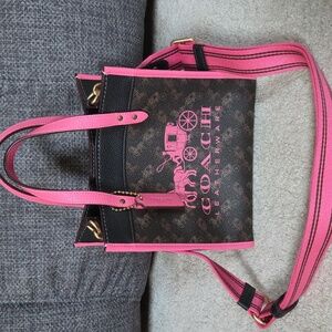 Coach Field Tote 22 With Horse And Carriage Print And Carriage Badge